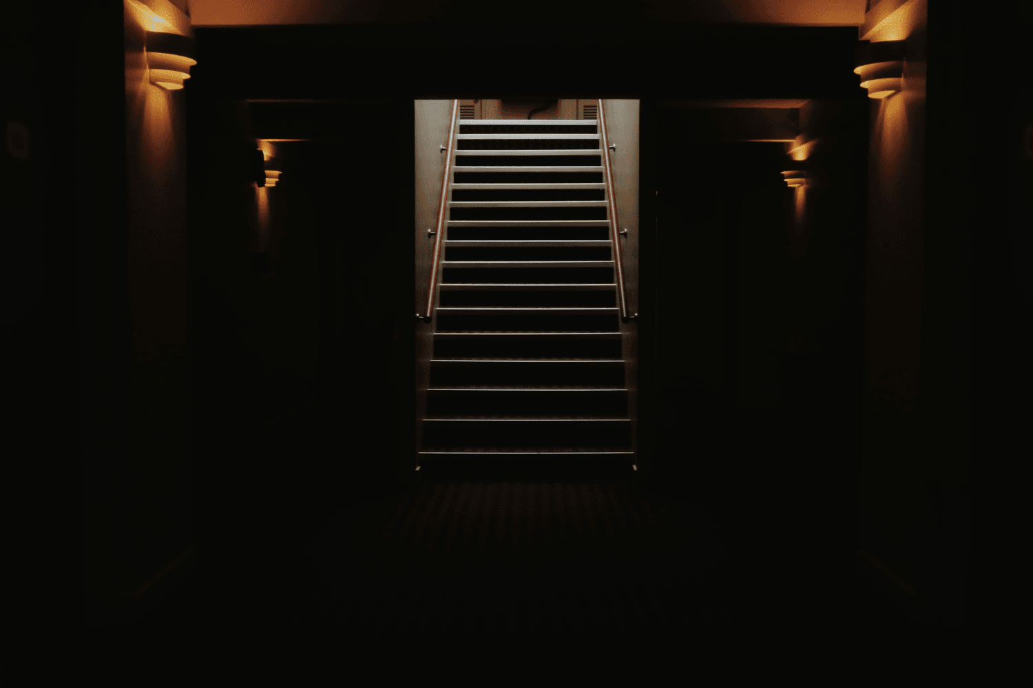 Escaliers menant vers une cave non éclairée