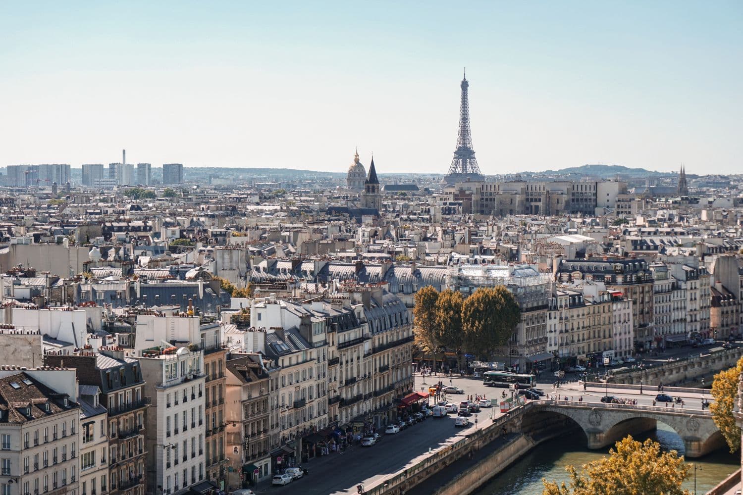 Vue sur les toits de Paris et la Tour Eiffel par beau temps