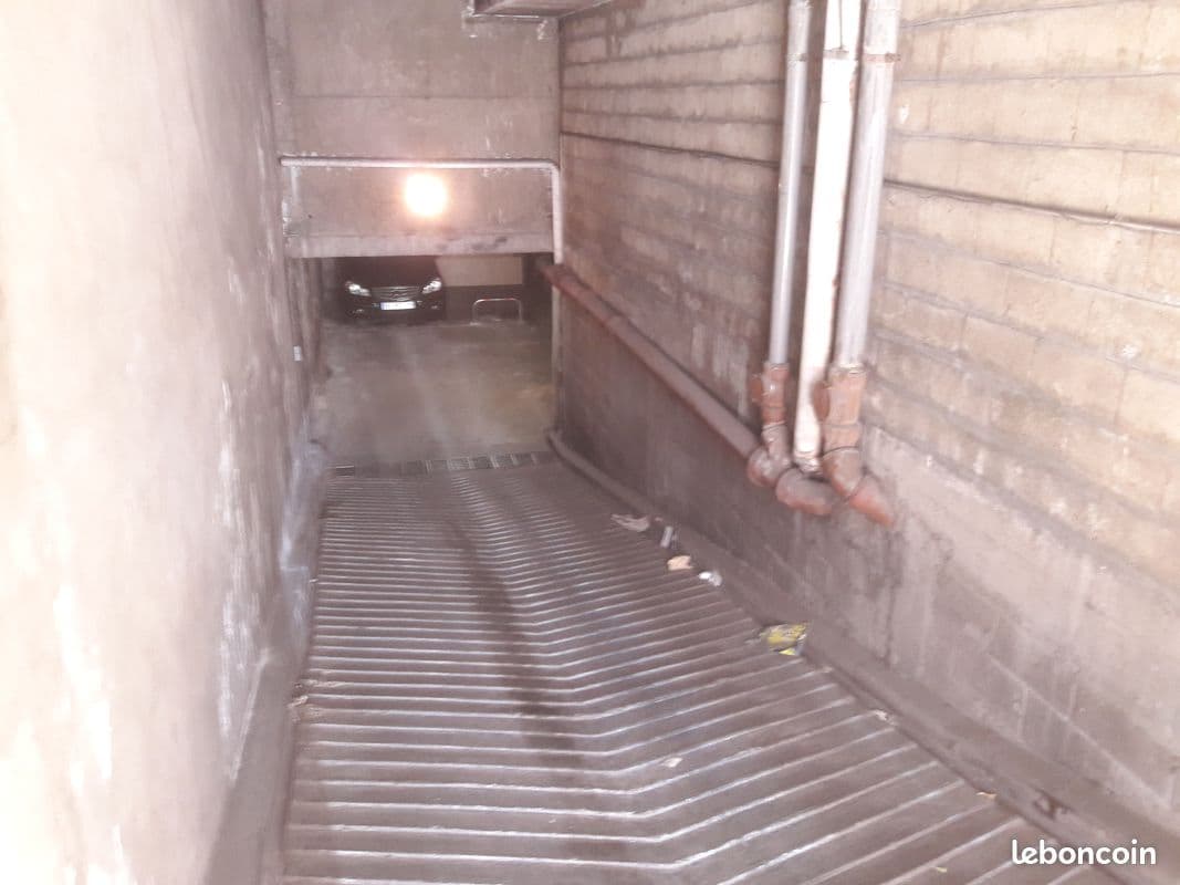 Double box fermé et sécurisé - Paris 20 em- 20 m²