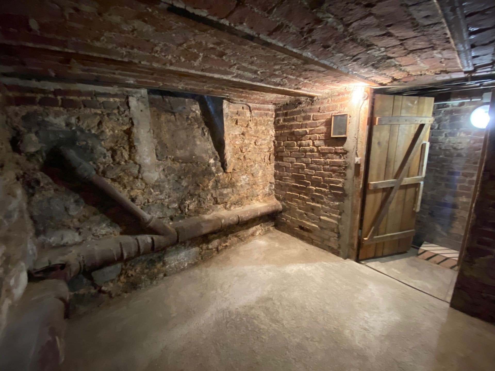 Grande cave très sécurisée, saine, proche métro & periph