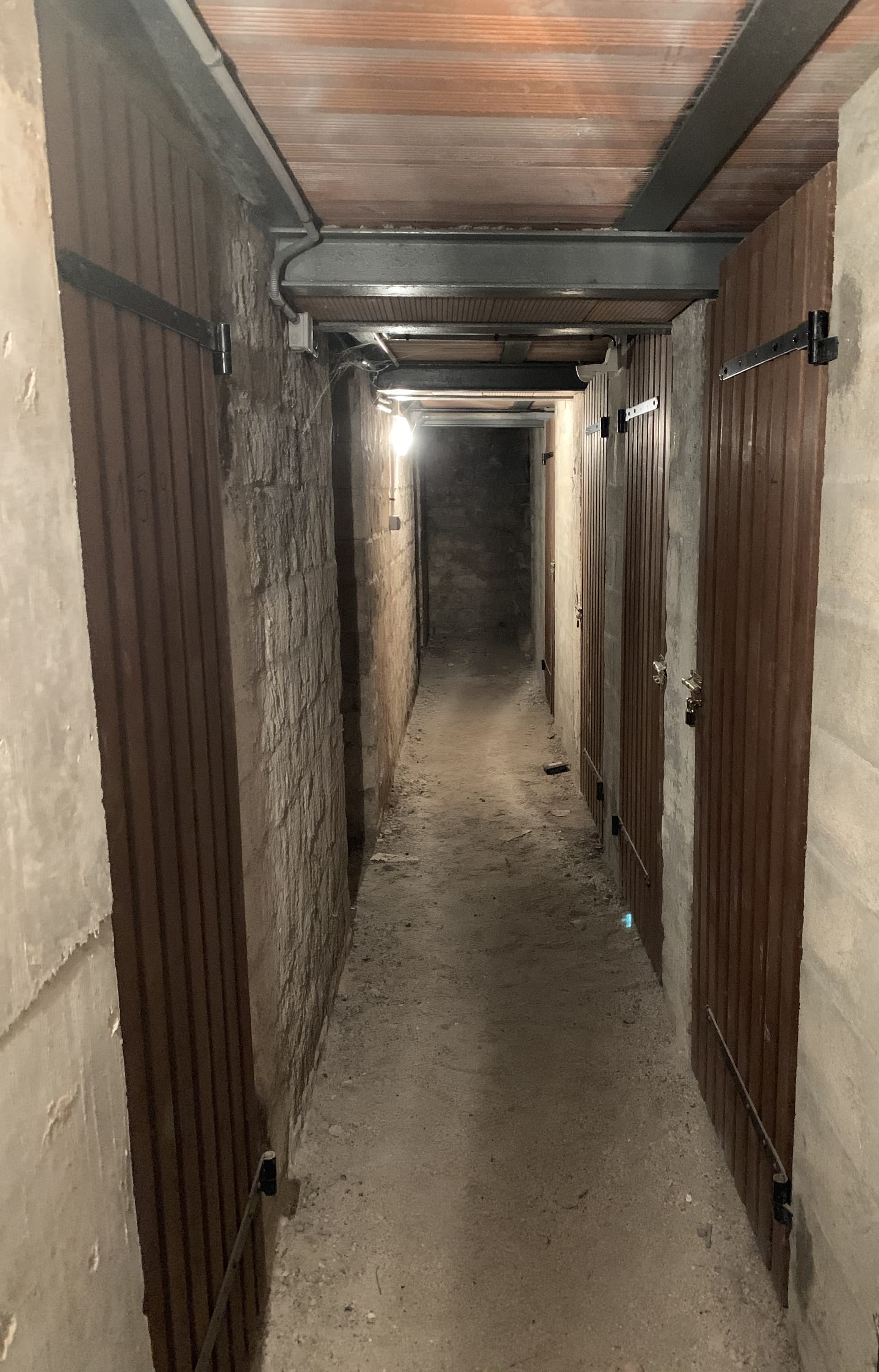 Proche République 75011 - A louer Cave 5m² : Très saine