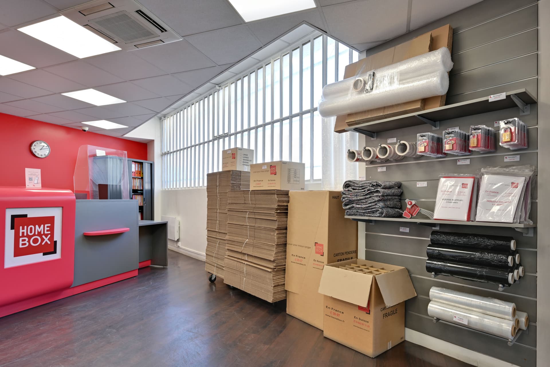 Comptoir d'accueil et présentoir de fournitures d'emballage du centre HOMEBOX Montreuil
