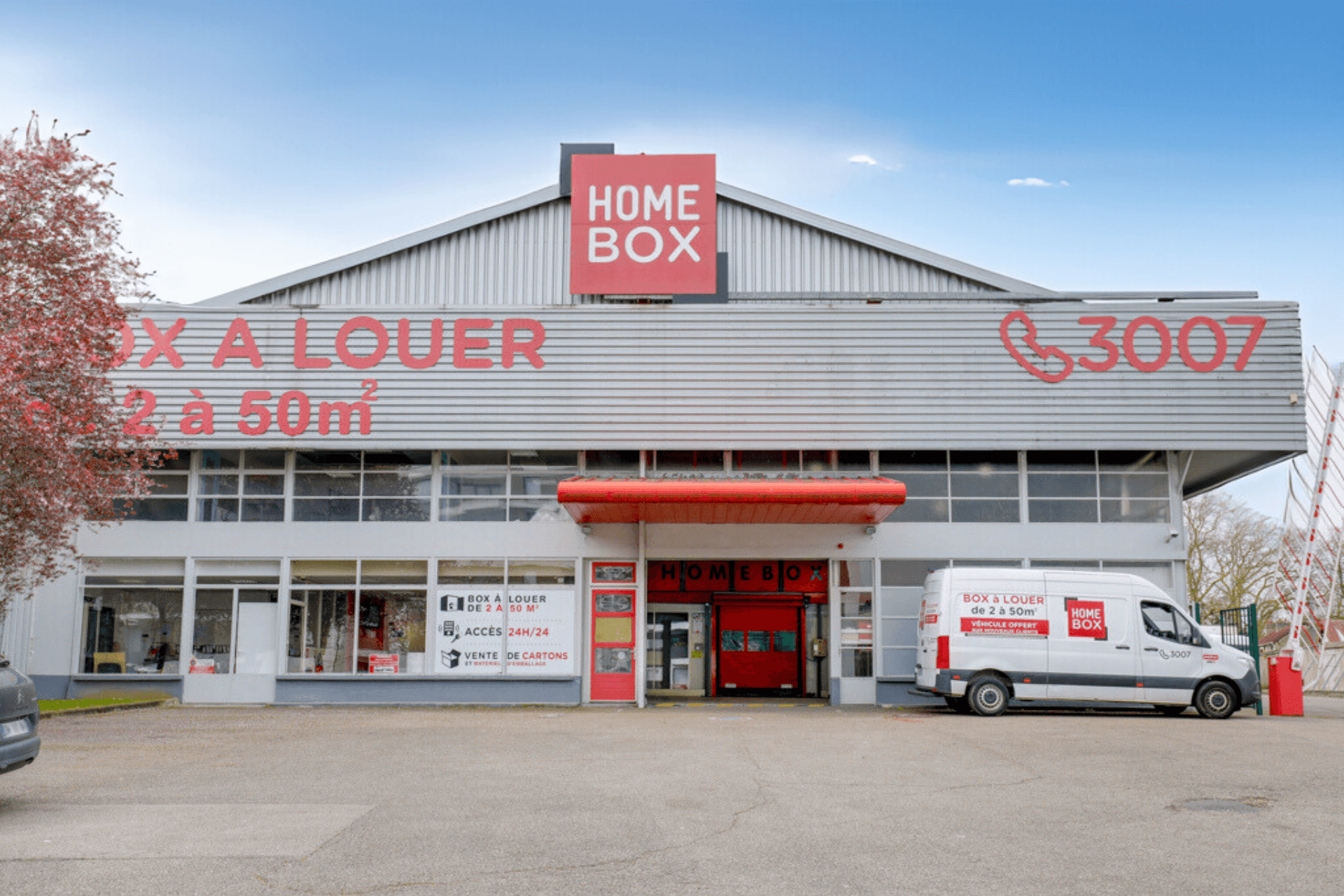 Façade avec auvent rouge et camionnette HOMEBOX devant l'entrée du centre HOMEBOX Rouen, 20-24 rue Adrienne Bolland à Petit Quevilly