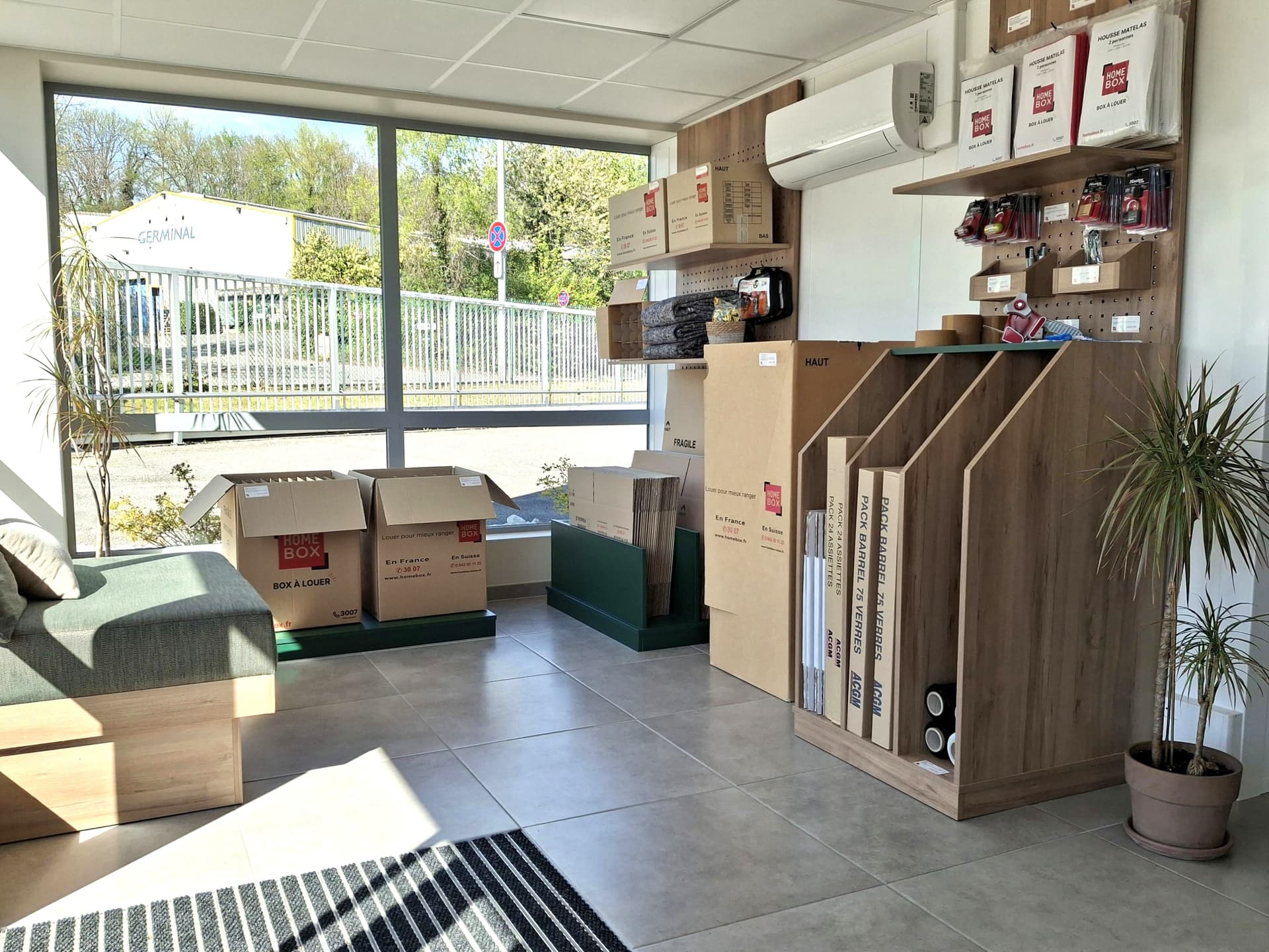 Espace de vente de fournitures avec cartons et matériel d'emballage du centre HOMEBOX Annecy Nord