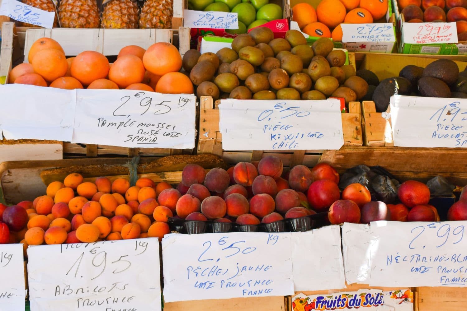 Étal de fruits d’été avec les prix inscrits sur des feuilles A4