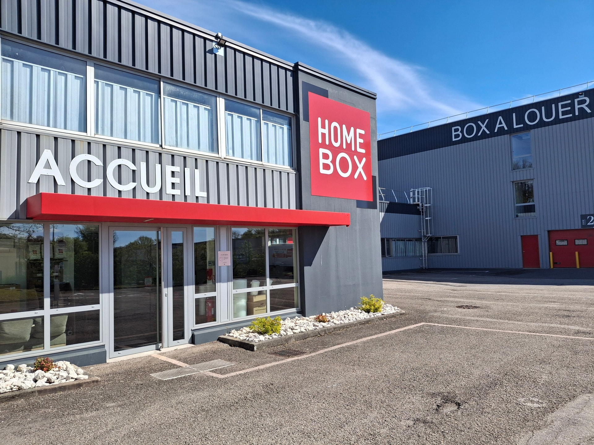 Façade avec panneau ACCUEIL et logo HOMEBOX du centre HOMEBOX Annecy Nord, 380 route de l'Aiglière à Argonay