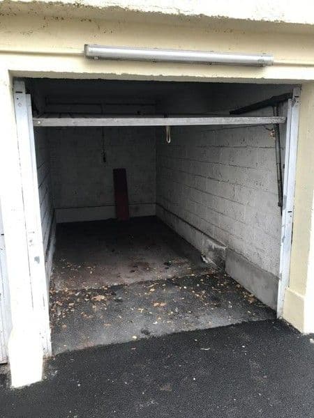 Box/ garage ferme sur cour securisee avec bip