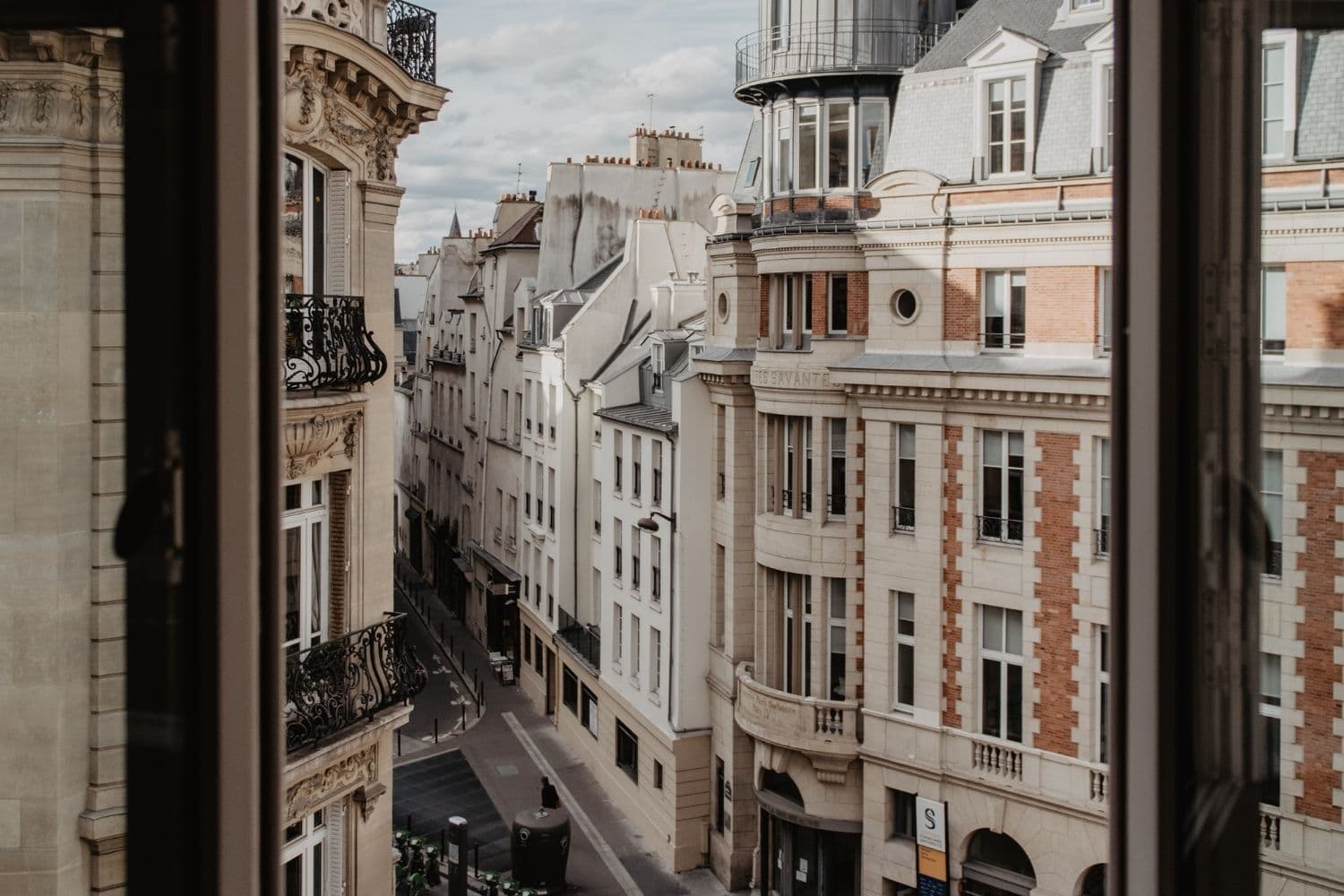 immeubles parisiens vus d’une fenêtre