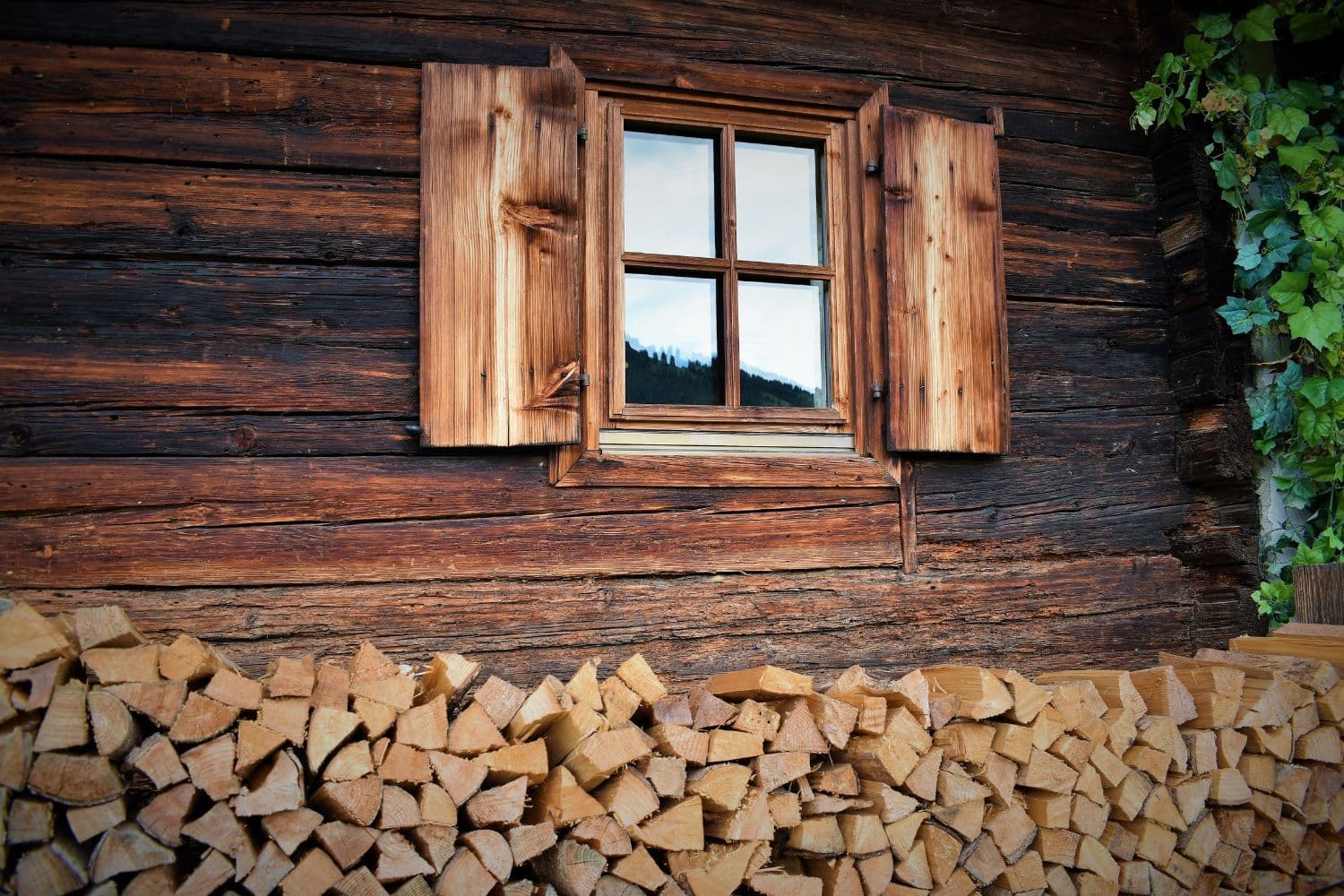 Comment stocker du bois de chauffage en extérieur ou en intérieur ?