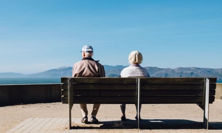 personnes âgées assises sur un banc