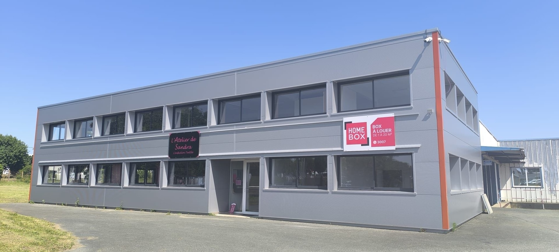 Bâtiment à deux étages avec enseigne HOMEBOX BOX à louer de 1 à 20 m² du centre HOMEBOX Fontenay-le-Comte, 3 Allée du Puits à Fontenay-le-comte