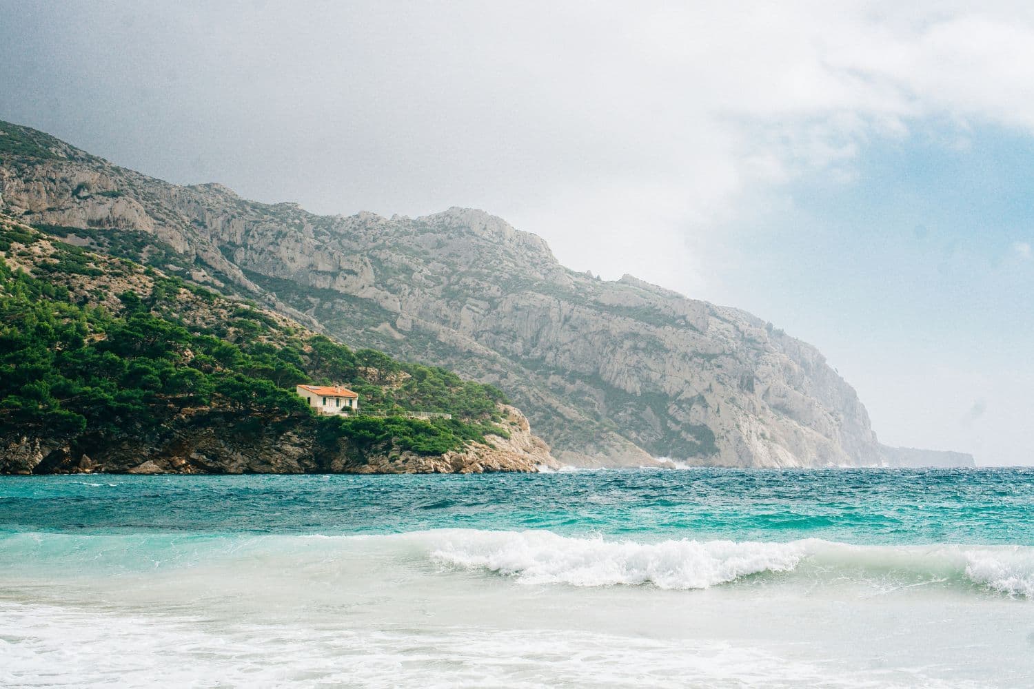 Plage de la calanque de Sormiou au sud de Marseille, massifs au second plan