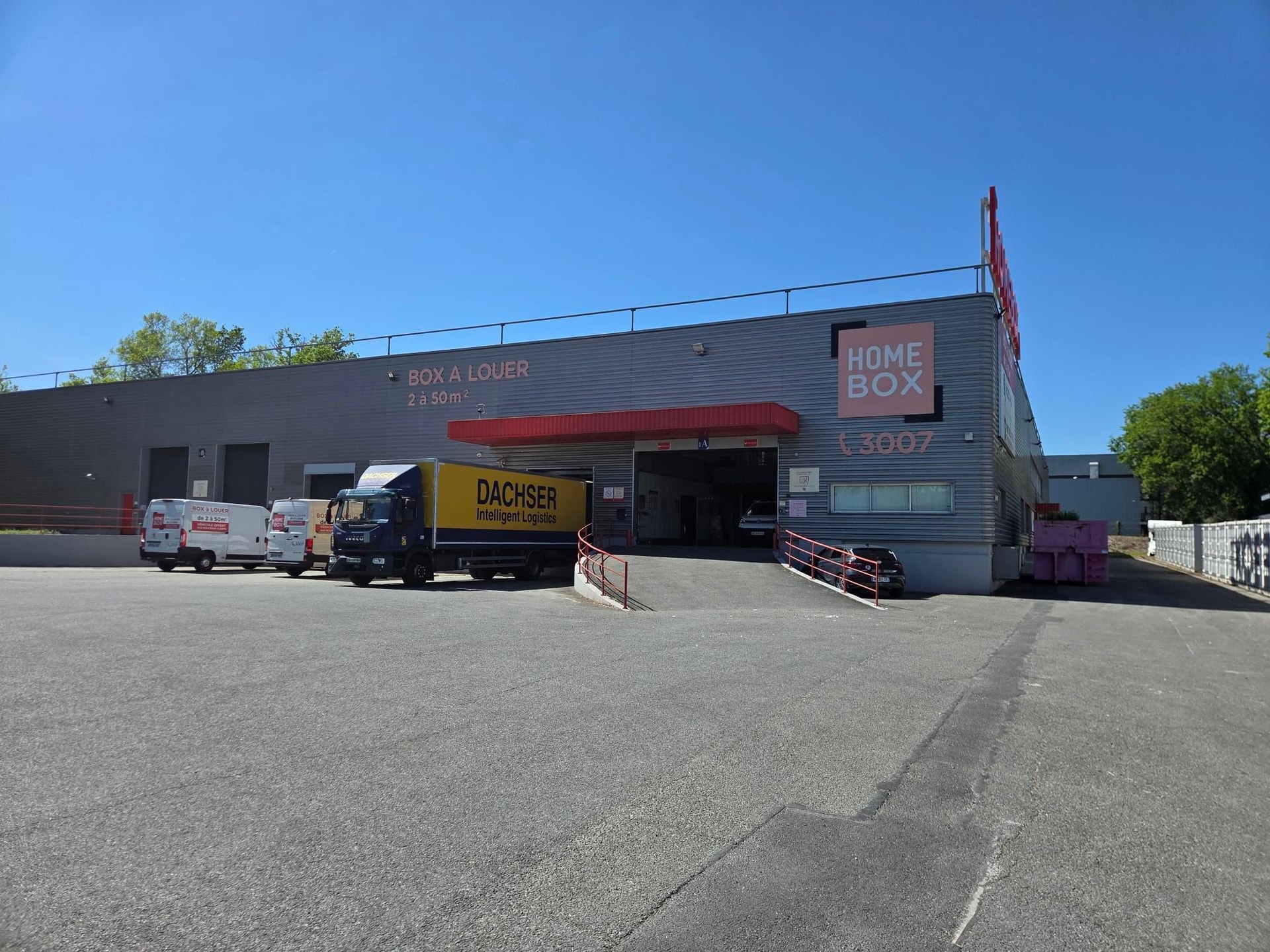 Façade extérieure avec camion de livraison et utilitaires devant le centre HOMEBOX Bordeaux Bruges, 1 rue de L'Hermite à Bruges