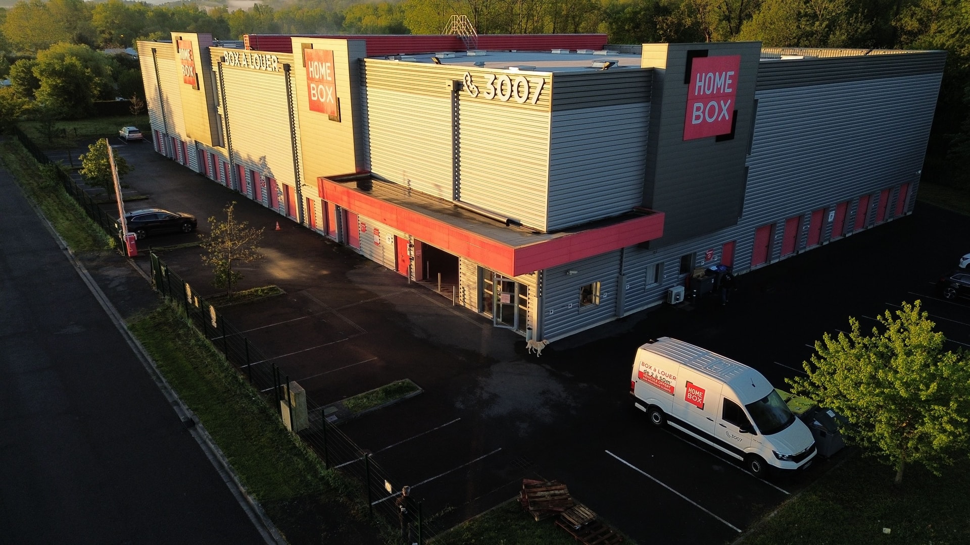 Vue aérienne du centre HOMEBOX Pau avec camion utilitaire devant l'entrée, Chemin de la Saligue à Lons