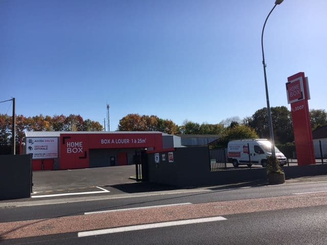 Façade rouge avec enseigne et camionnette utilitaire devant le parking, HOMEBOX Tarbes, 9 route de Lourdes à Juillan