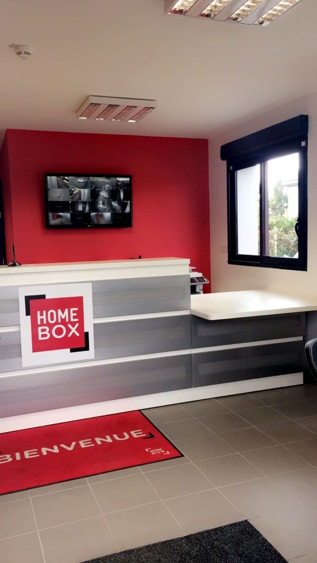 Comptoir d'accueil avec écran de vidéosurveillance et tapis Bienvenue du centre HOMEBOX Montoir