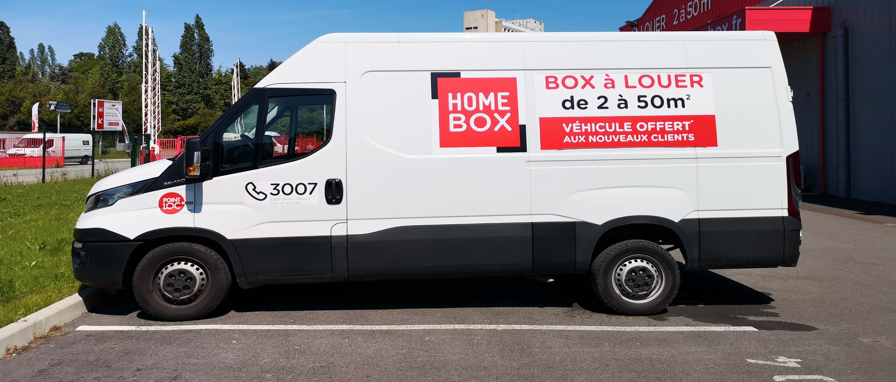 Camionnette HOMEBOX stationnée devant le centre Amiens - Glisy.