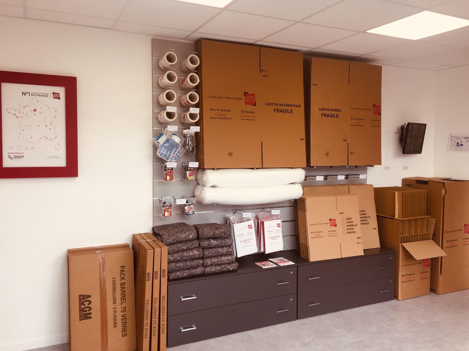 Présentoir de cartons et matériel d'emballage en vente du centre HOMEBOX Lyon Saint-Priest