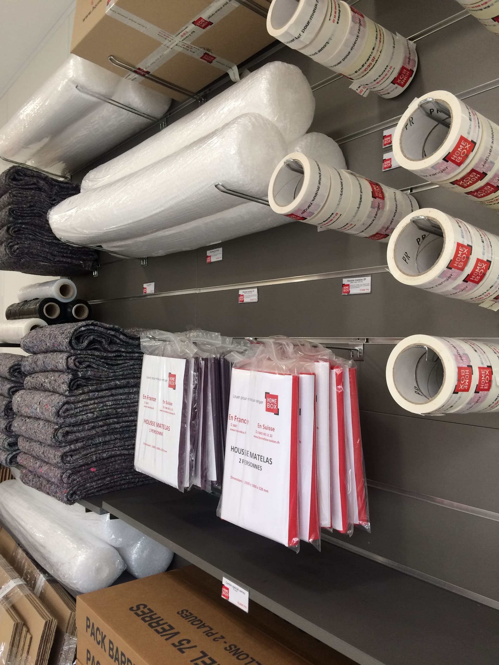 Rayonnage de fournitures de déménagement avec couvertures, rouleaux de papier bulle et adhésifs du centre HOMEBOX Vannes Nord
