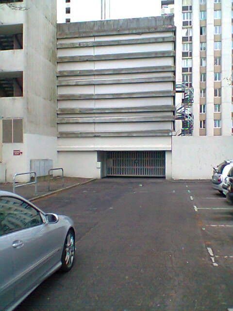 BOX 15 M2 ULTRA SECURISE A L INTERIEUR D UNE RESIDENCE RARE