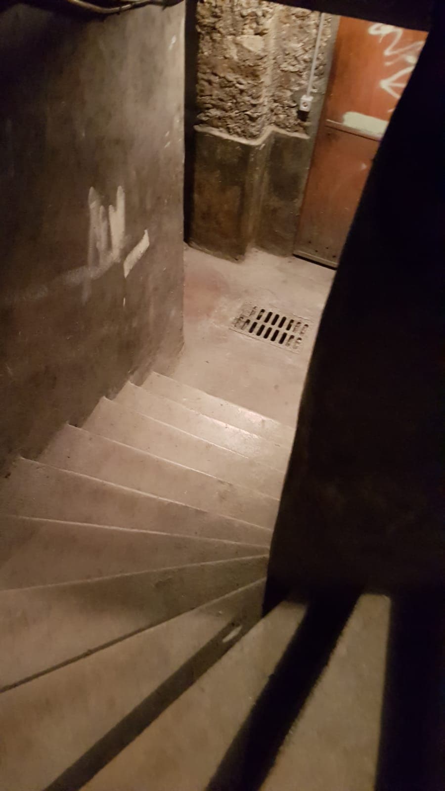 Cave ammenagee avec rayonnages dans immeuble Paris 7ieme