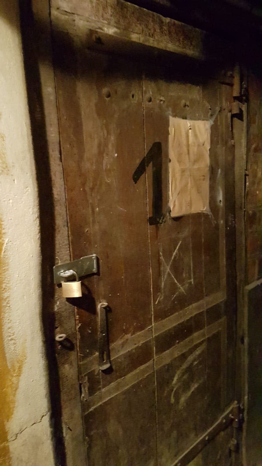 Cave ammenagee avec rayonnages dans immeuble Paris 7ieme