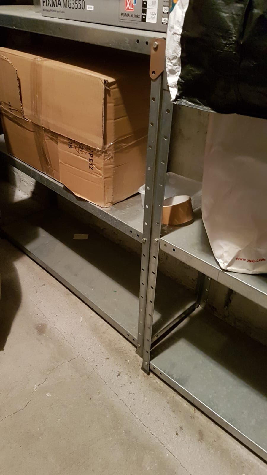 Cave ammenagee avec rayonnages dans immeuble Paris 7ieme