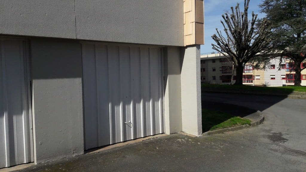 Garage/Box à louer avec prise et lumière