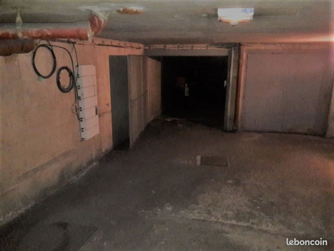 Double box fermé et sécurisé - Paris 20 em- 20 m²