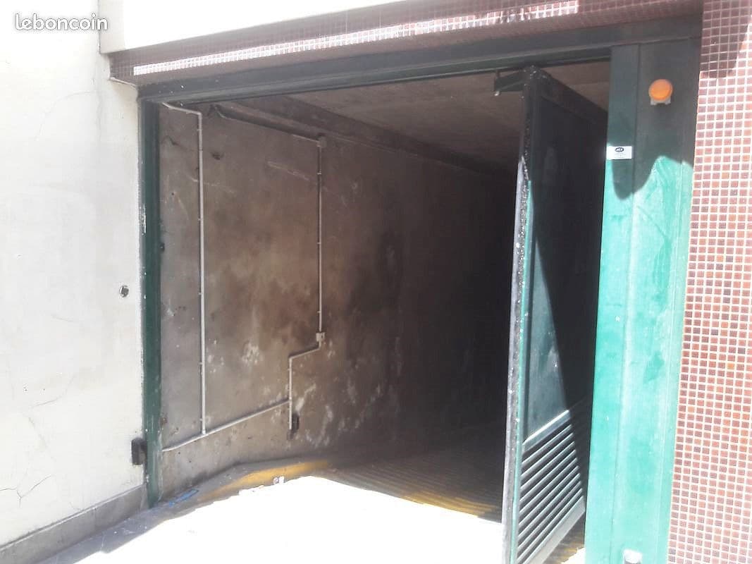 Double box fermé et sécurisé - Paris 20 em- 20 m²