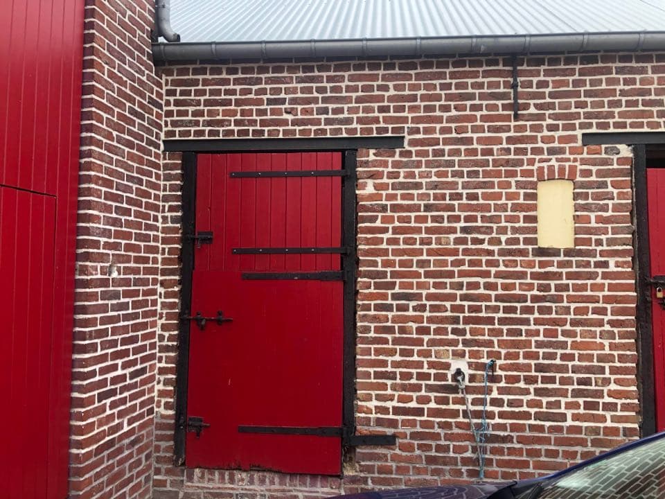etable dans une cour de ferme fermée au calme .