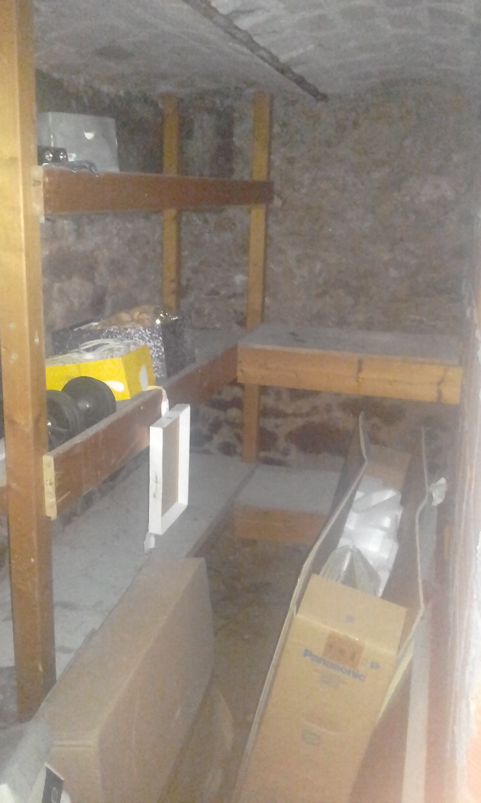 Cave à Clichy sécurisée et isolée avec étagere