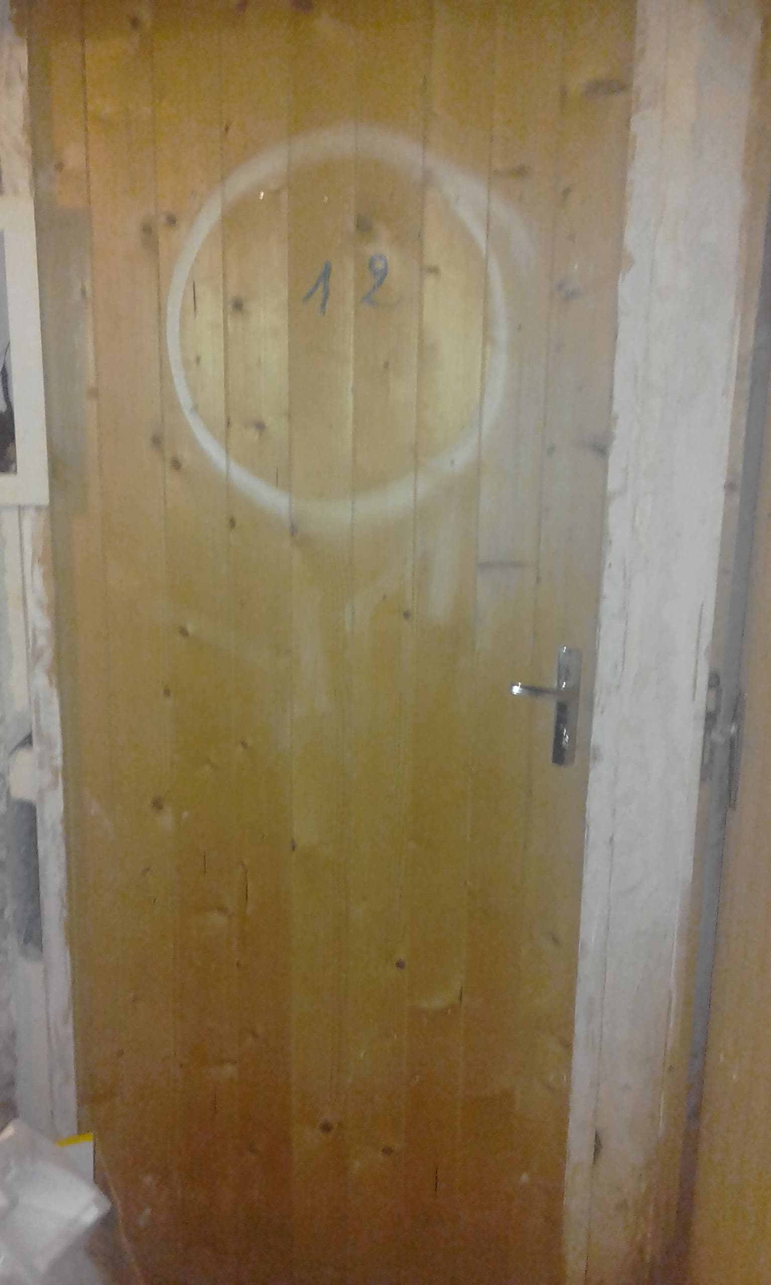 Cave à Clichy sécurisée et isolée avec étagere