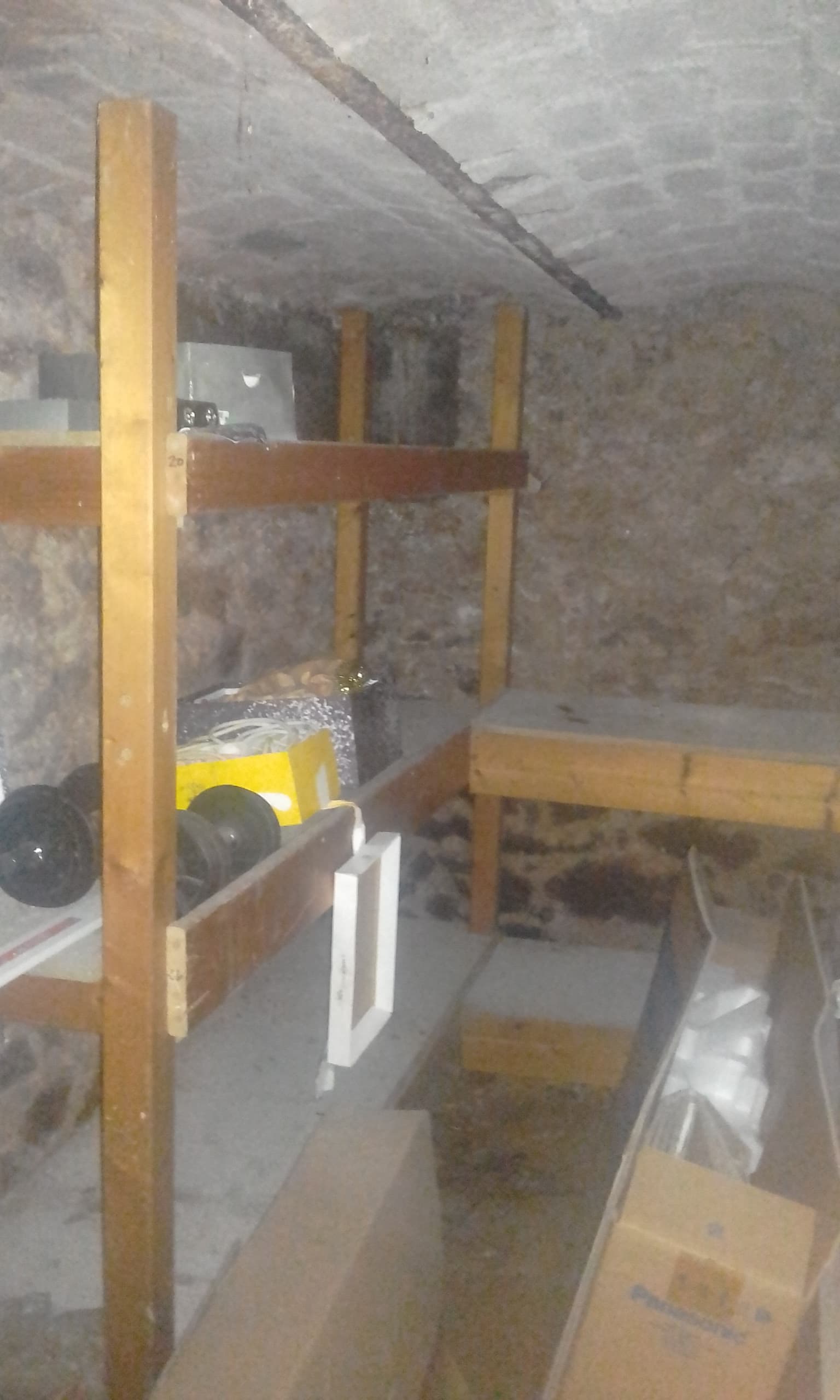 Cave à Clichy sécurisée et isolée avec étagere