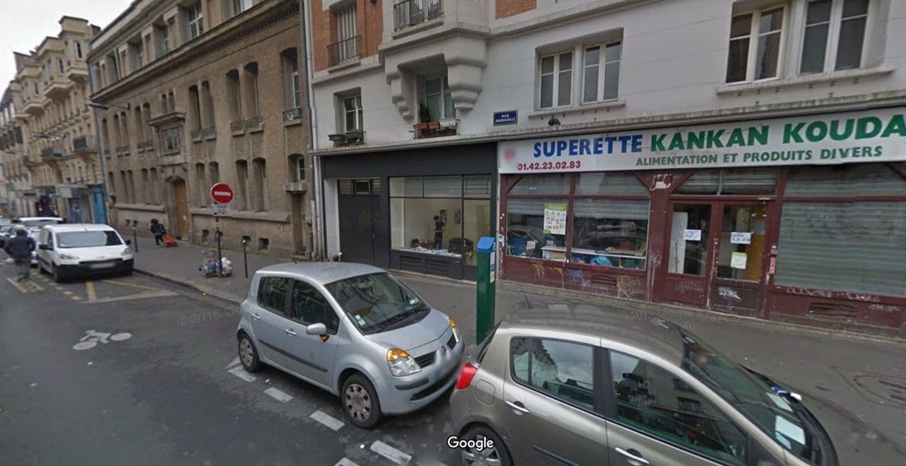 Cave avec fenêtre, trois portes sécurisées avant accès.