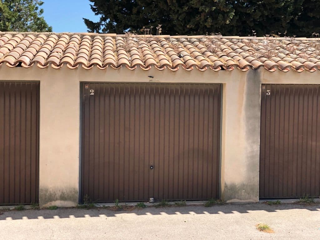 Box fermé facilement accessible 24/24 7/7
