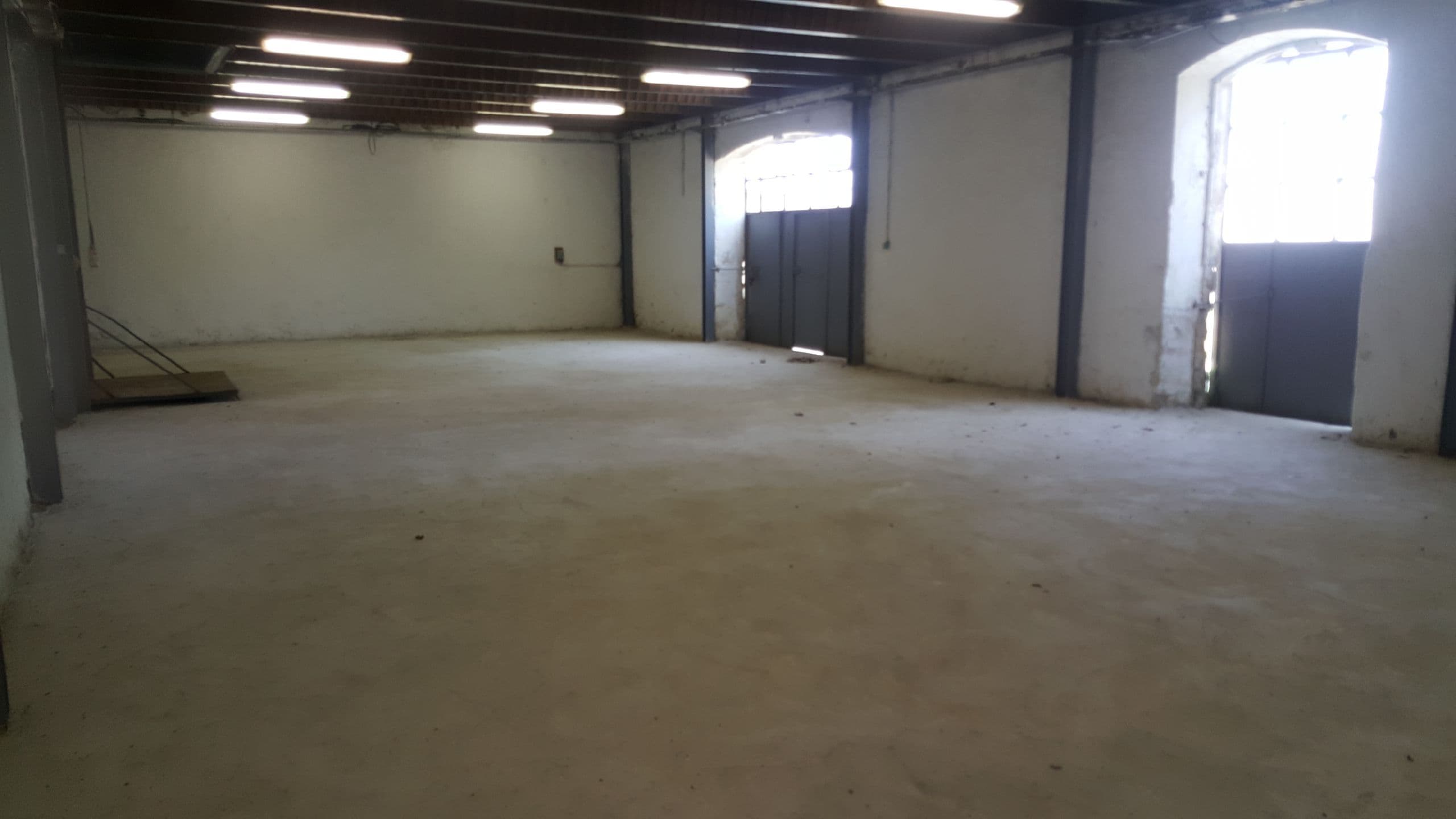 Local dans un Mas sécurisé de 1 à 250m2 de stockage