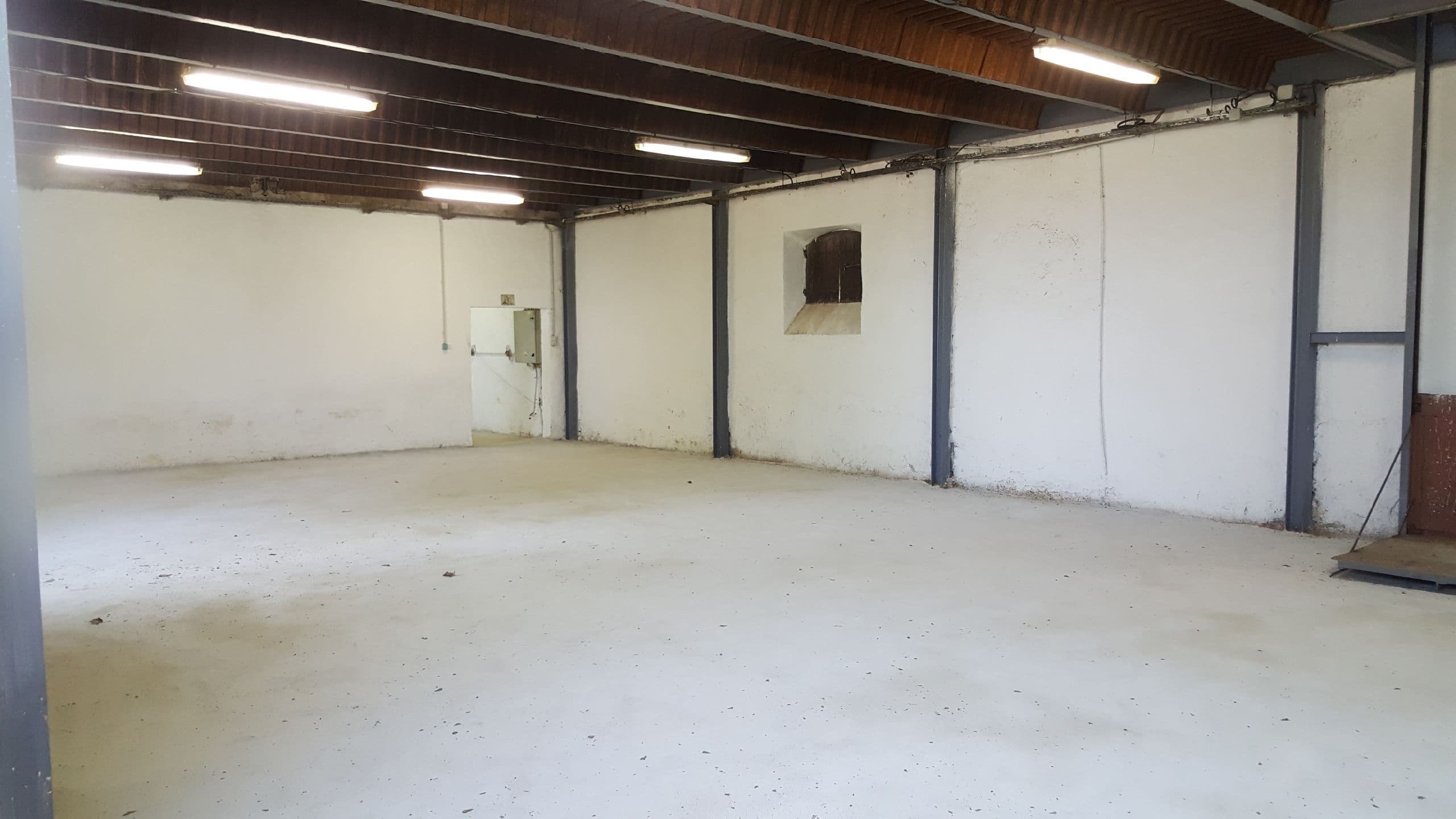 Local dans un Mas sécurisé de 1 à 250m2 de stockage