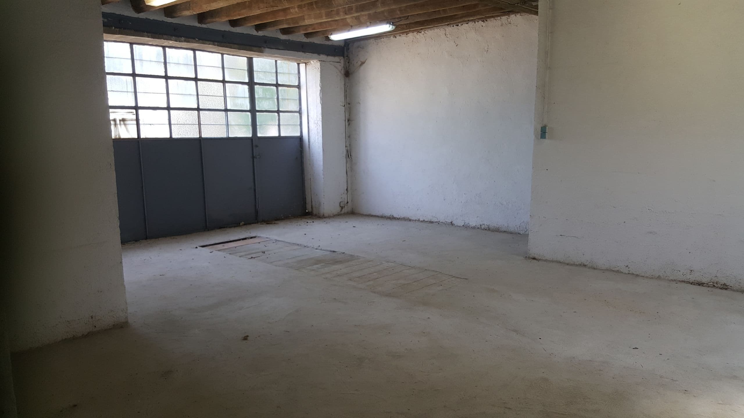 Local dans un Mas sécurisé de 1 à 250m2 de stockage