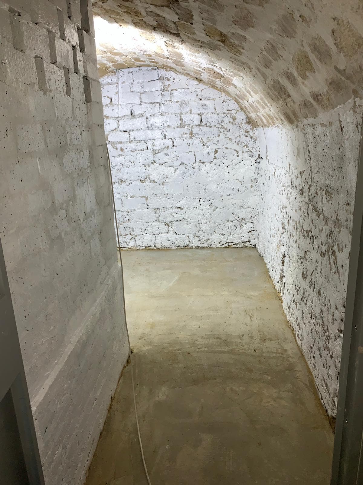 Grande cave a Paris. Porte blinde . Lumiere