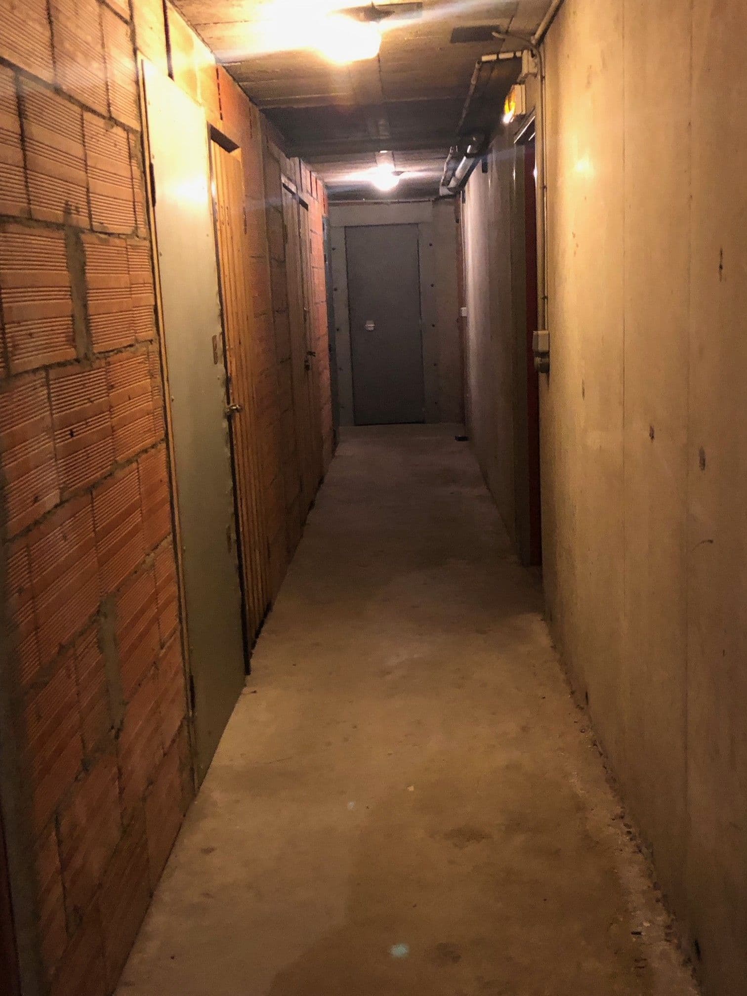 Cave rue Haxo Paris 75020 saine / sol béton / sécurisées