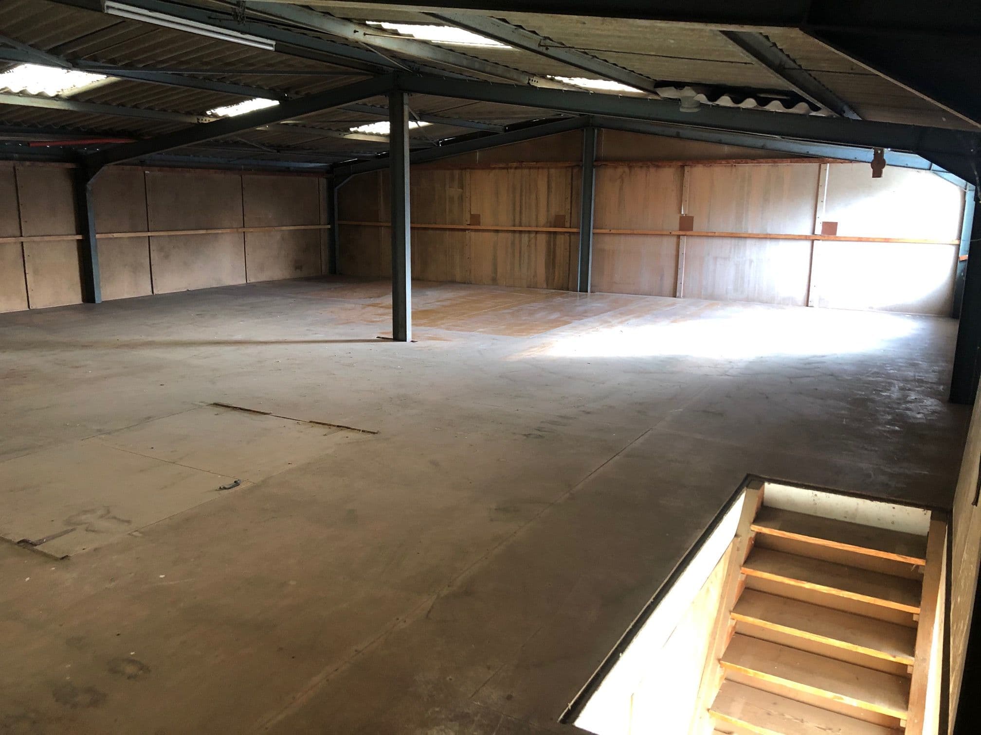 Espace de stockage 120 m² à l'étage à 5 m hauteur + parking