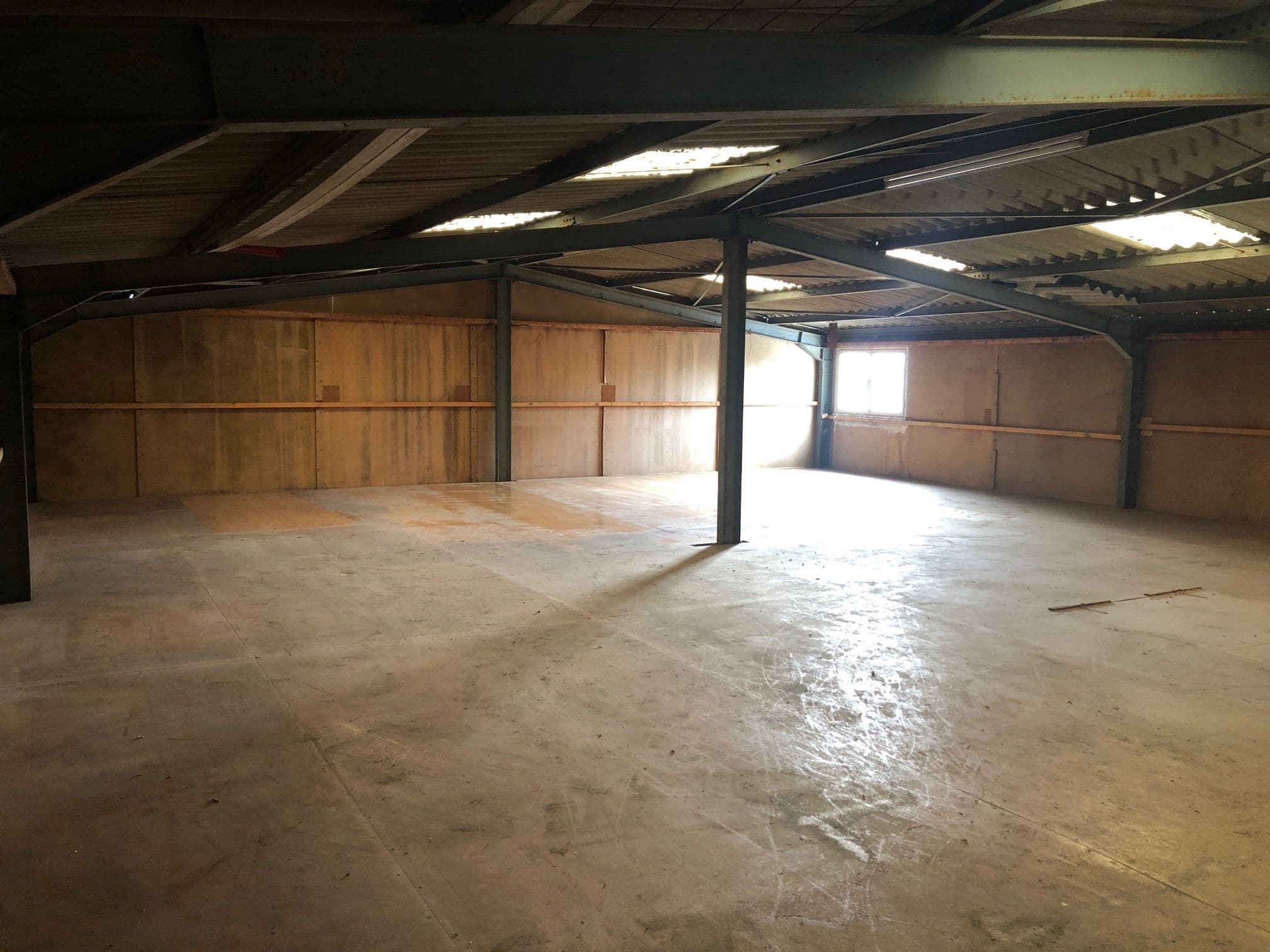 Espace de stockage 120 m² à l'étage à 5 m hauteur + parking