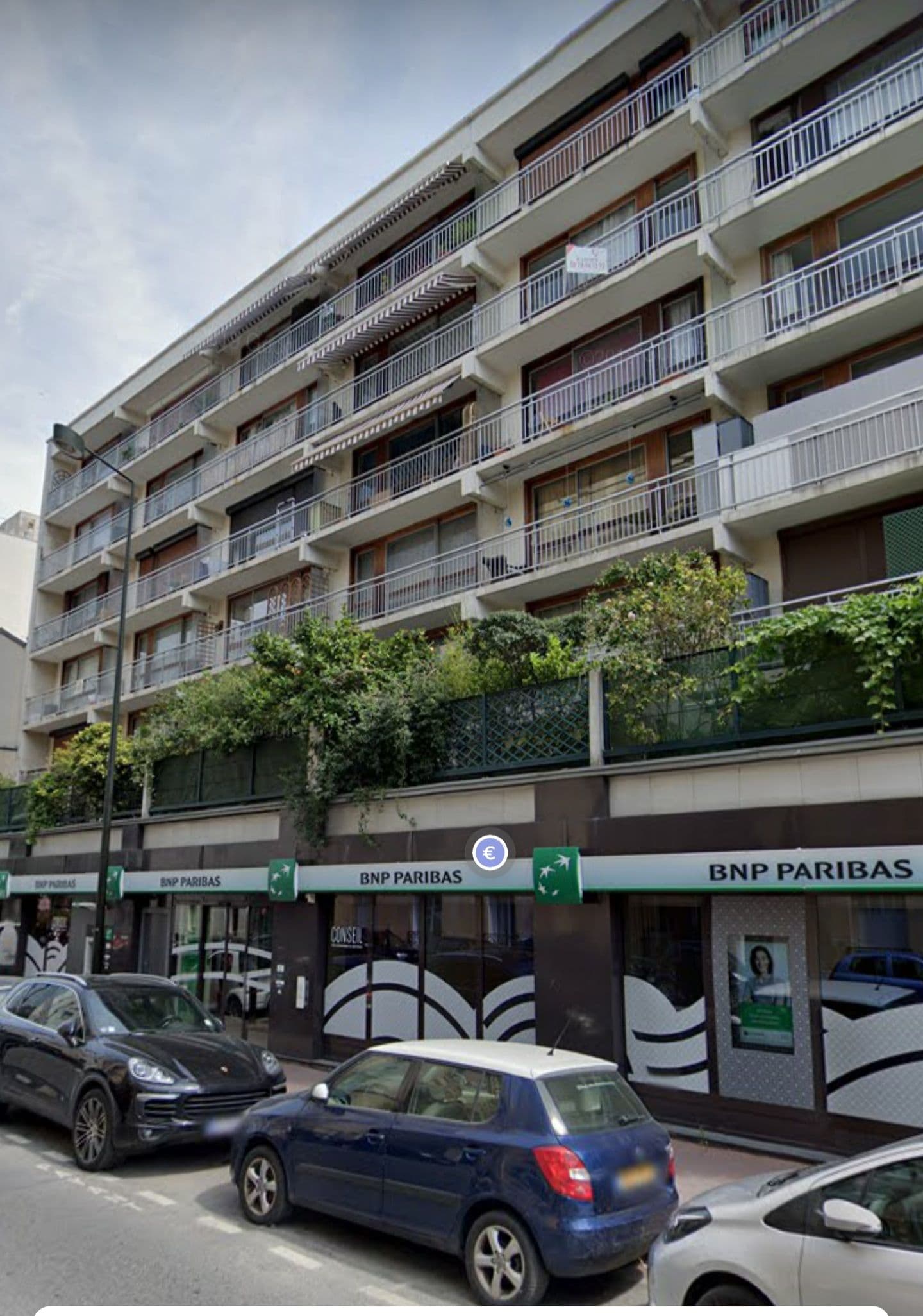 Cave saine dans un immeuble sécurisé