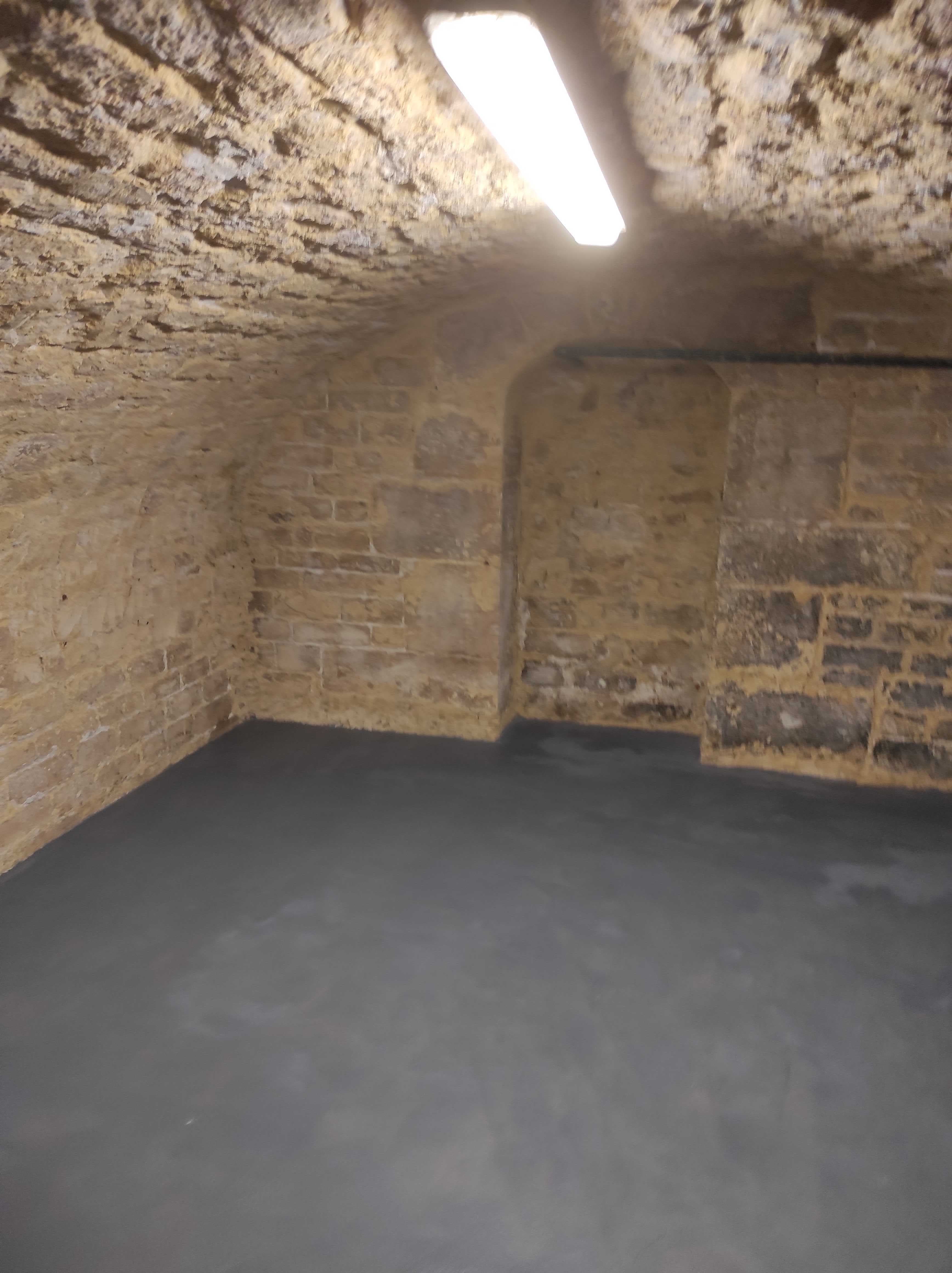 Grande cave de 20 m2 en plein centre de Paris