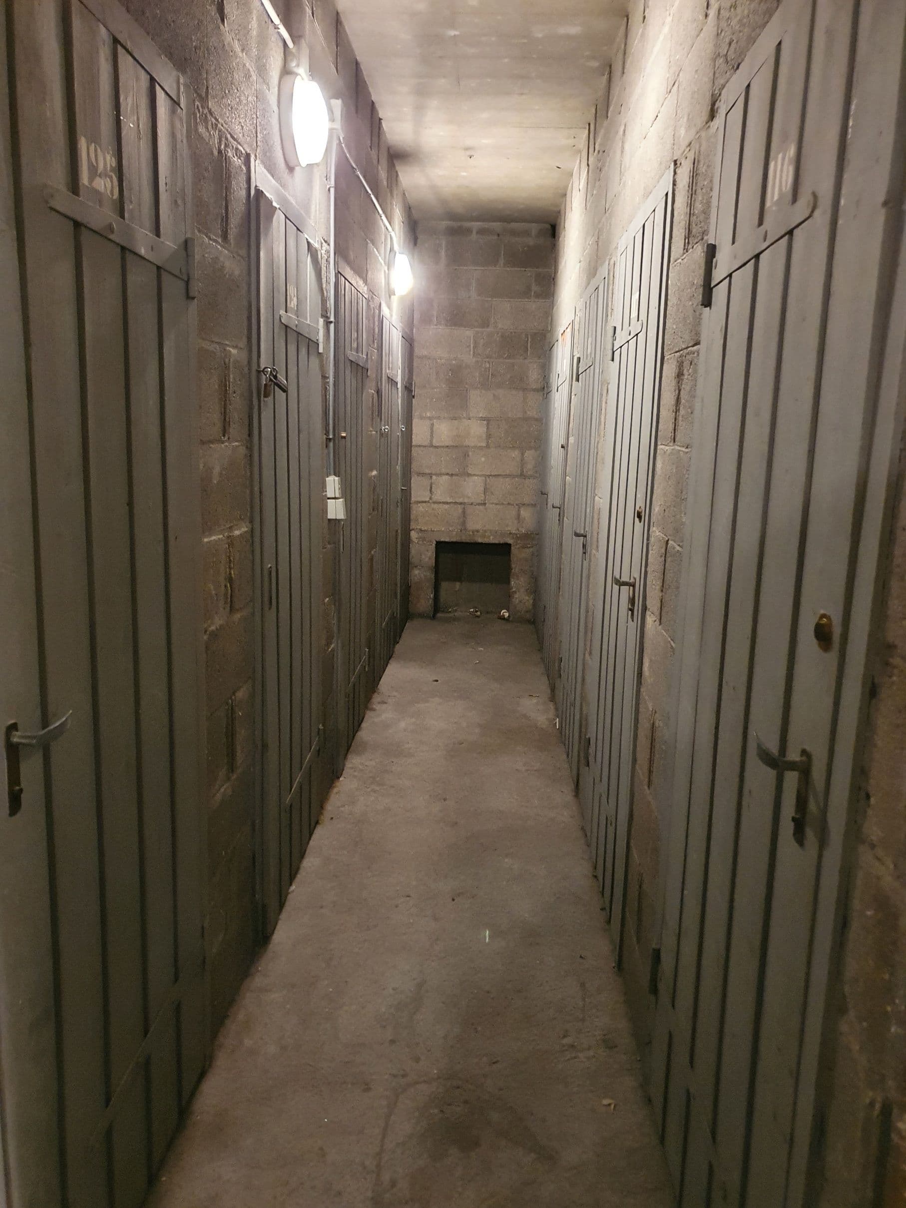 Cave saine dans un immeuble sécurisé