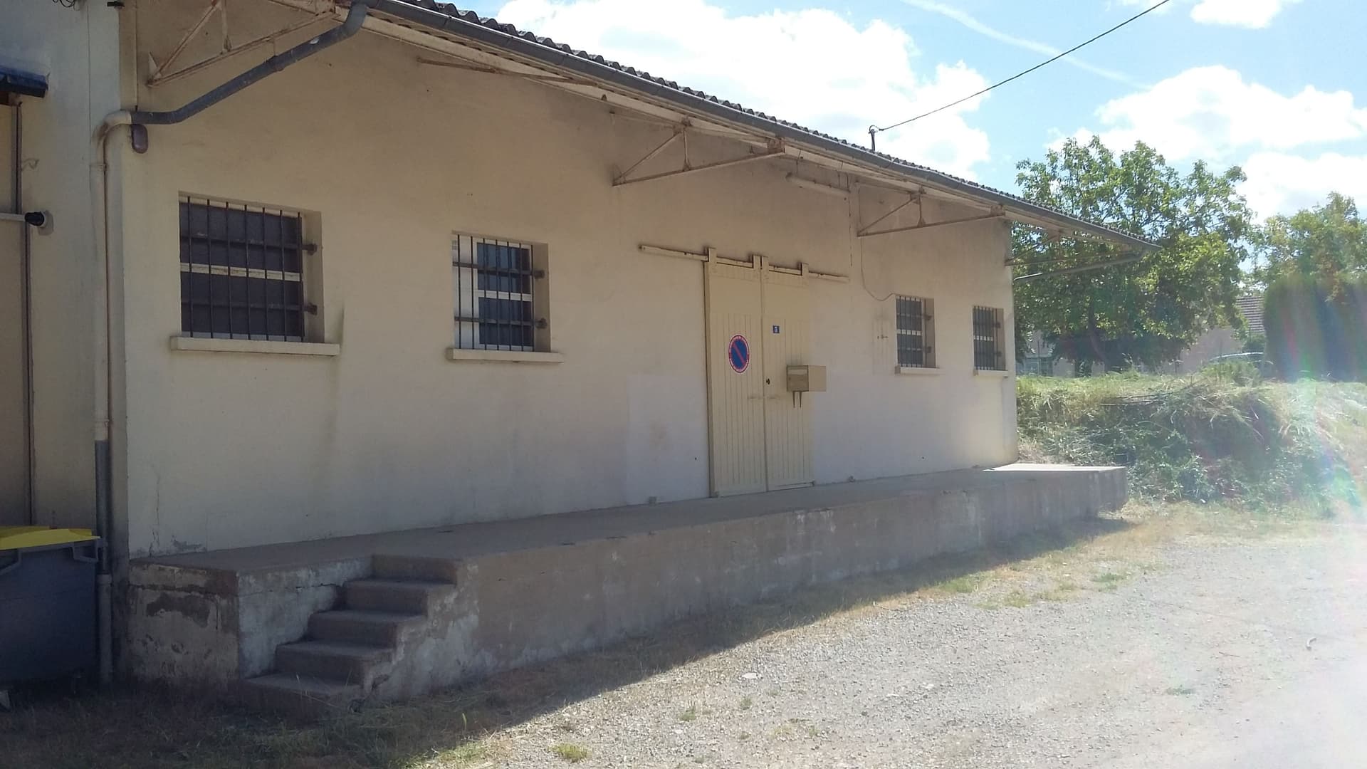 Local sécurisé, au sec avec éclairage et isolation