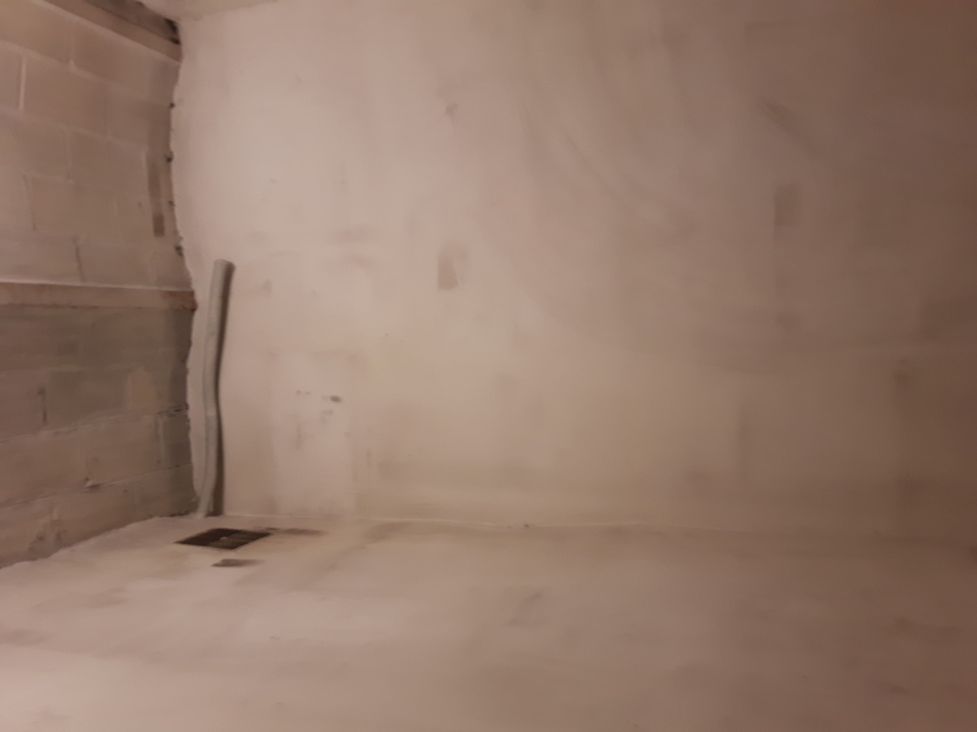 Cave sécurisée, sèche, carrelée et éclairée