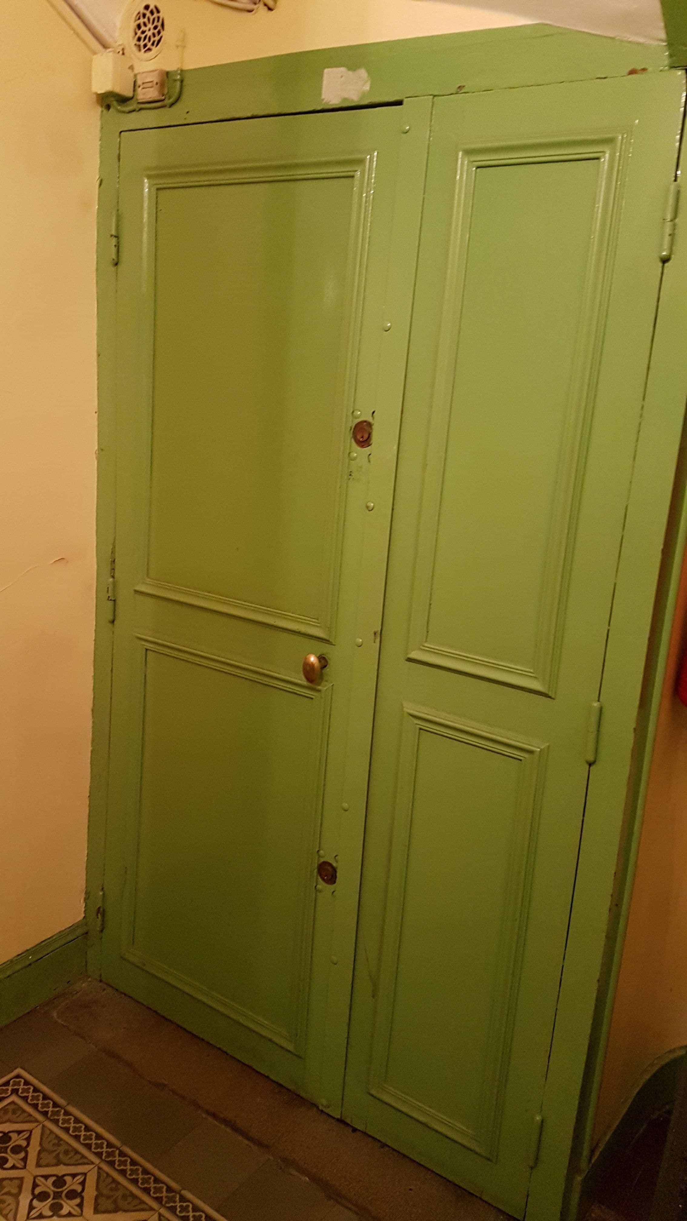 Cave ammenagee avec rayonnages dans immeuble Paris 7ieme