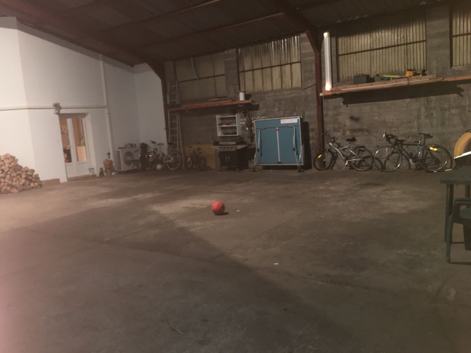 Grand garage de stockage voiture, camping-car, bateau.